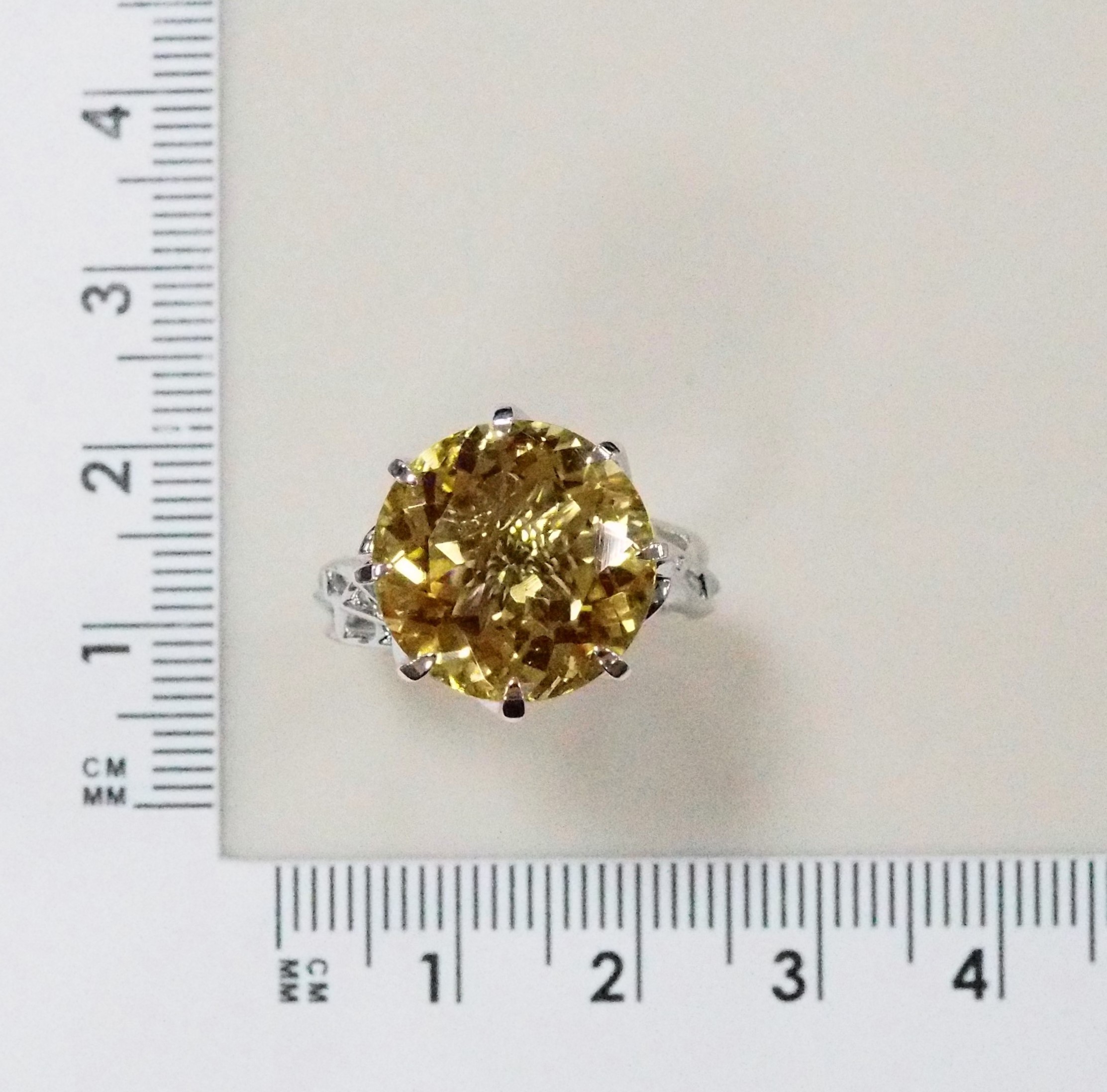 Кольцо из белого золота с цитрином